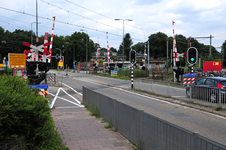816714 Gezicht op de spoorwegovergang in de Soestdijkseweg te Bilthoven (gemeente De Bilt).